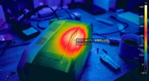 膨張したポータブル電源の側面パネル